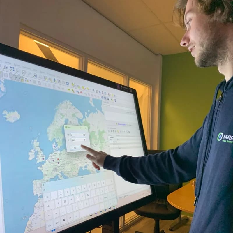 Digitale Kaartentafel in gebruik voor GIS-analyse