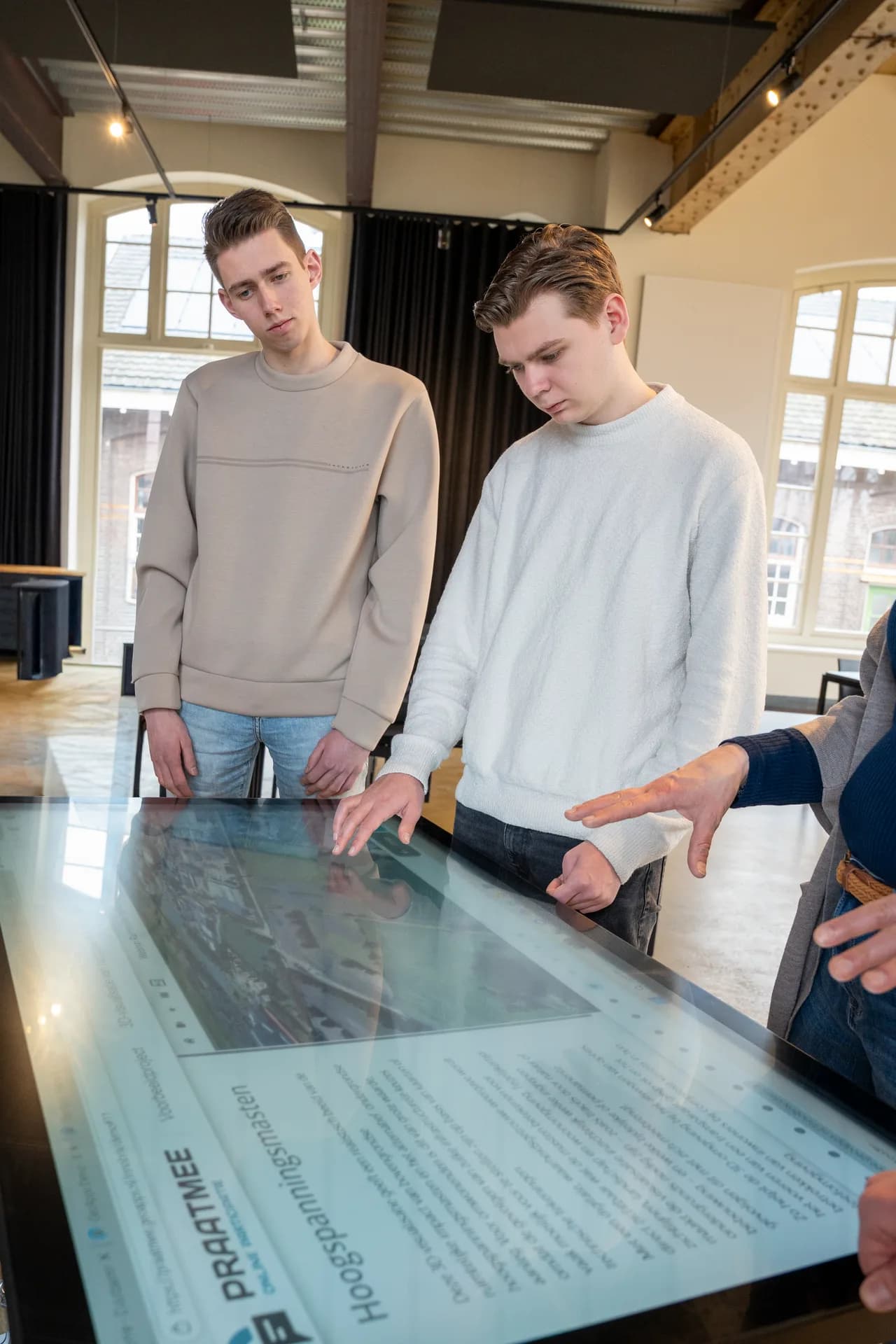 Zusammenarbeit am Tisch