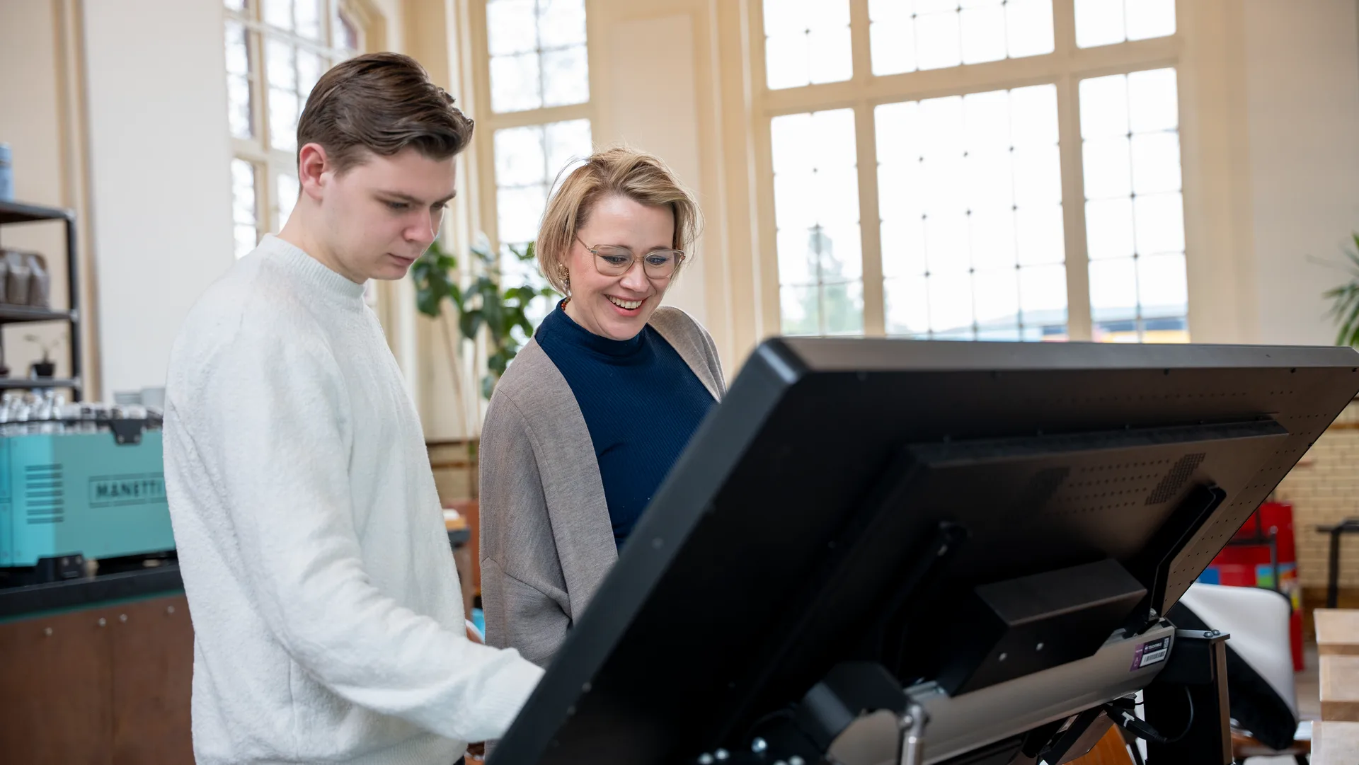 TouchTable Standard - Professionelle 4K interaktive Multi-Touch-Tafel für Besprechungsräume und Präsentationen