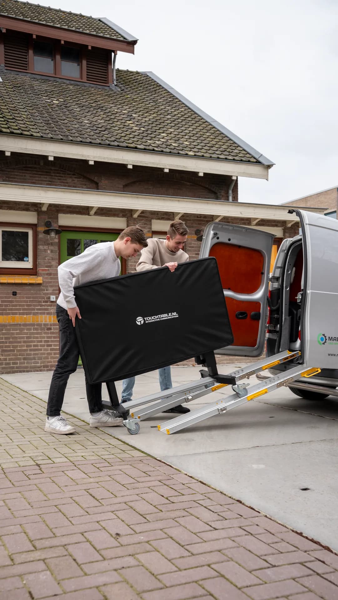 TouchTable im Transportvan offen